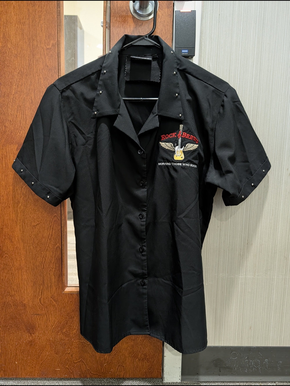 Women's Black Short Sleeve Button-Down Shirt Rock & Brew By Kiss Members